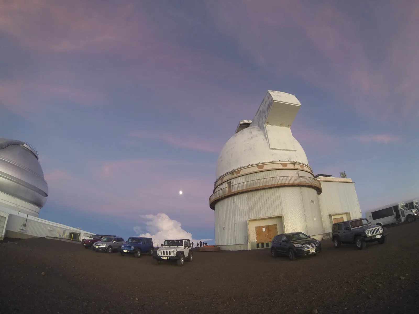 Observatorien auf dem Mauna Kea bei Sonnenuntergang